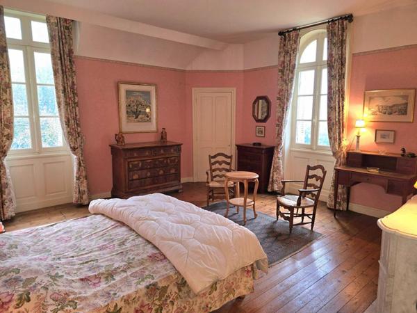 Demeure de prestige de 417m2, sur un terrain de 6ha 23a 18ca, piscine, dépendance et un logement  type 4