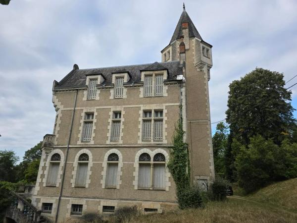 Demeure de prestige de 417m2, sur un terrain de 6ha 23a 18ca, piscine, dépendance et un logement  type 4
