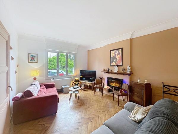 Maison d'architecte avec de l'authenticité, piscine, et dépendaces