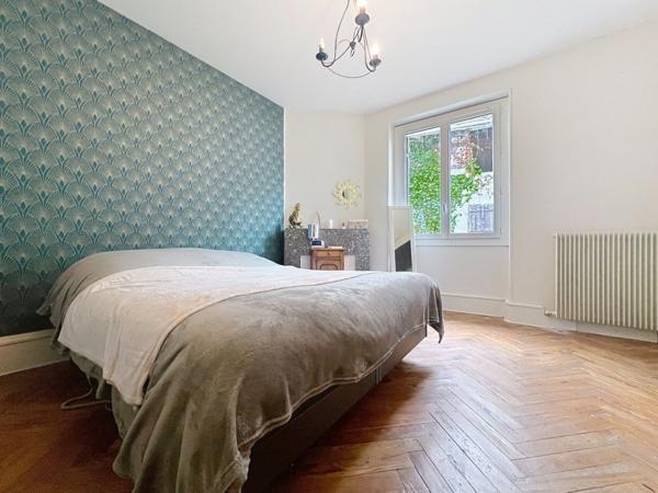 Maison d'architecte avec de l'authenticité, piscine, et dépendaces