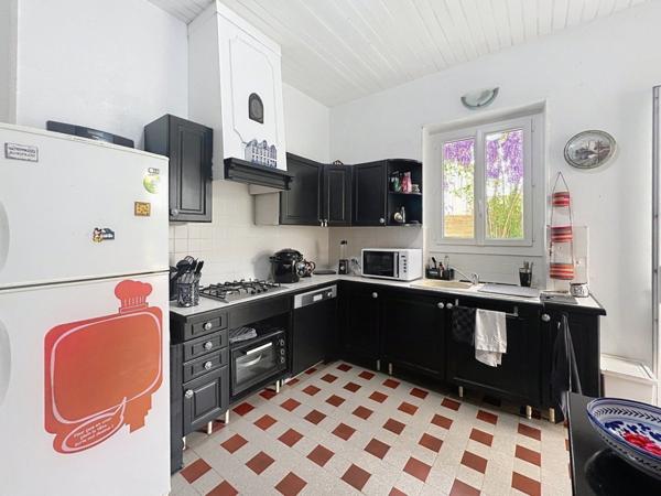 Maison d'architecte avec de l'authenticité, piscine, et dépendaces