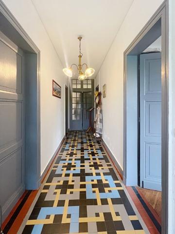 Maison d'architecte avec de l'authenticité, piscine, et dépendaces