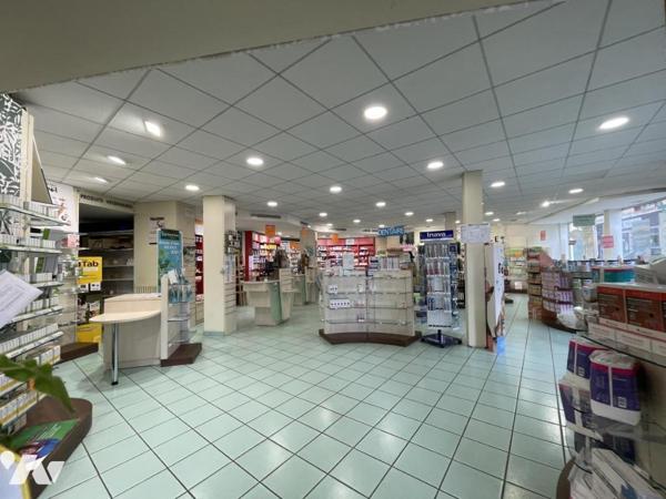 Locminé, centre-ville, grand local commercial 