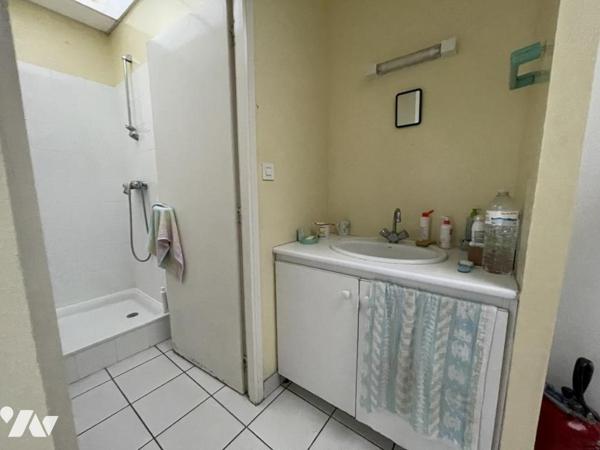 Locminé, centre-ville, grand local commercial 