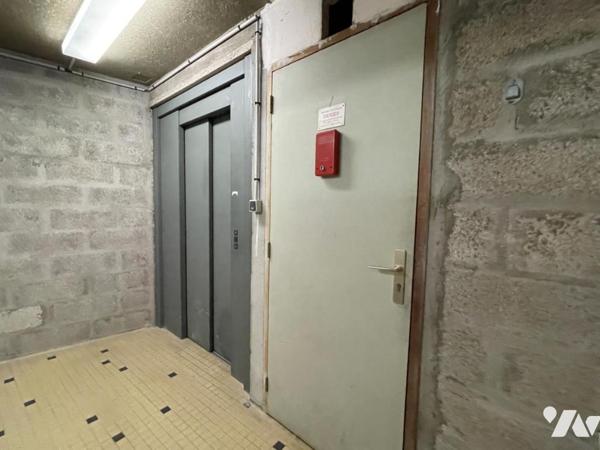 Locminé, centre-ville, grand local commercial 