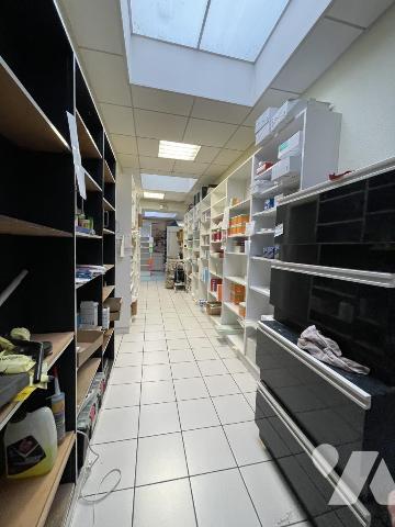 Locminé, centre-ville, grand local commercial 