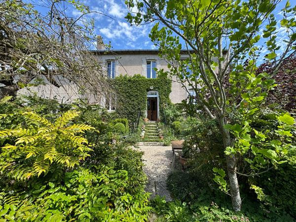 Authentique demeure du XVIII°  -  476 M²  - 7 CHAMBRES  - JARDIN - GRANGE - WOEL