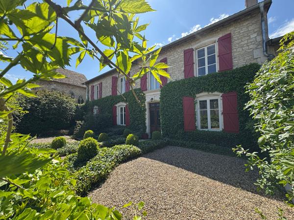 Authentique demeure du XVIII°  -  476 M²  - 7 CHAMBRES  - JARDIN - GRANGE - WOEL