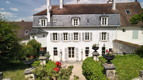 Belle demeure familiale de la renaissance avec son jardin suspendu à Écouen