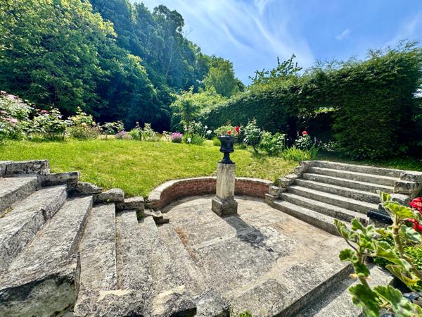 Belle demeure familiale de la renaissance avec son jardin suspendu à Écouen