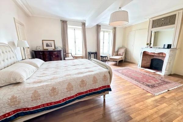 Belle demeure familiale de la renaissance avec son jardin suspendu à Écouen