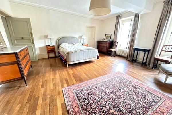 Belle demeure familiale de la renaissance avec son jardin suspendu à Écouen