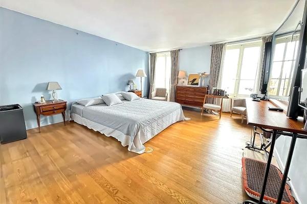 Belle demeure familiale de la renaissance avec son jardin suspendu à Écouen