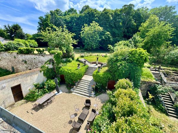 Belle demeure familiale de la renaissance avec son jardin suspendu à Écouen