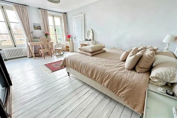 Belle demeure familiale de la renaissance avec son jardin suspendu à Écouen