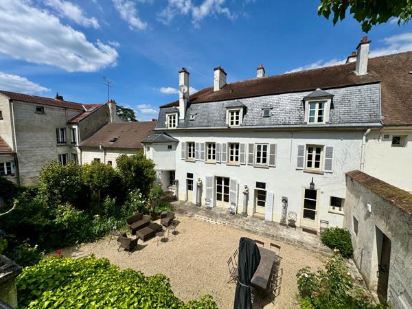 Belle demeure familiale de la renaissance avec son jardin suspendu à Écouen