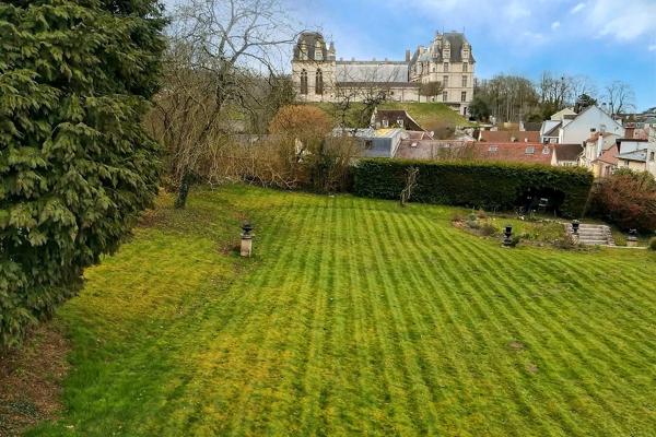 Belle demeure familiale de la renaissance avec son jardin suspendu à Écouen