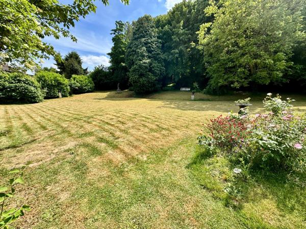 Belle demeure familiale de la renaissance avec son jardin suspendu à Écouen