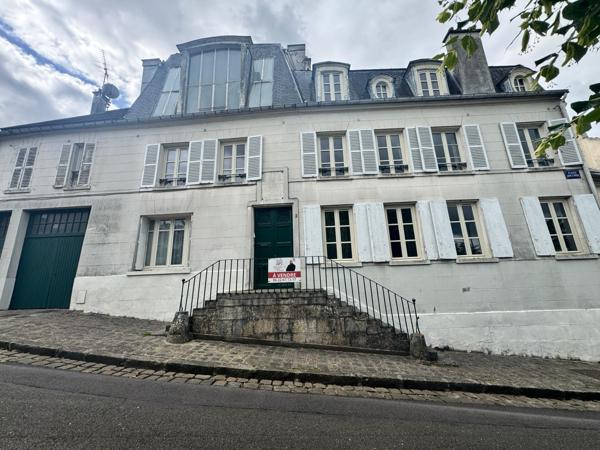 Belle demeure familiale de la renaissance avec son jardin suspendu à Écouen