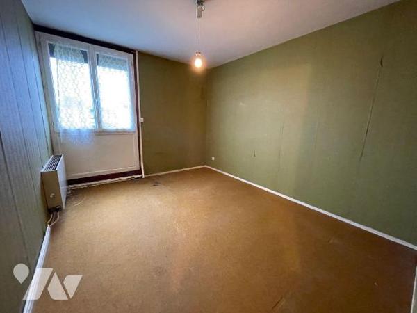 Appartement de type 3 a remettre au gout du jour.
Au dernier étage sans ascenseur.
Ayant une ...