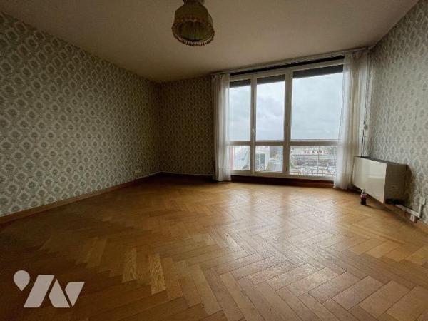 Appartement de type 3 a remettre au gout du jour.
Au dernier étage sans ascenseur.
Ayant une ...