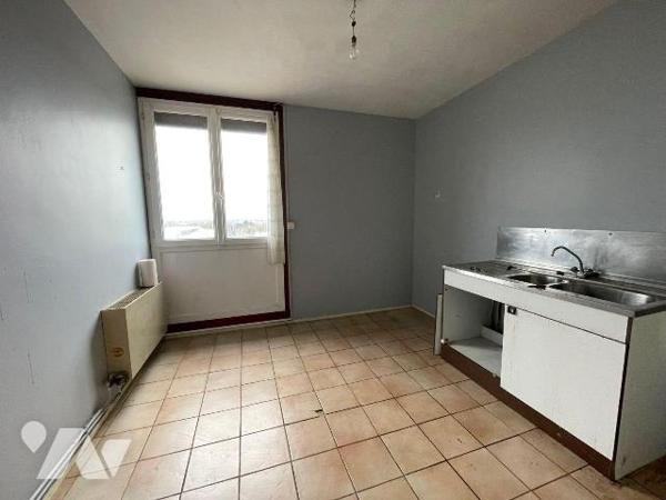 Appartement de type 3 a remettre au gout du jour.
Au dernier étage sans ascenseur.
Ayant une ...