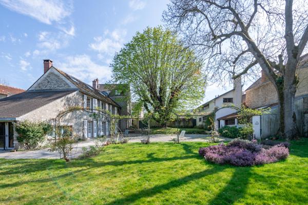 Janville-sur-Juine (91510) Maison de Maître en pierre du XIXe siècle avec parc arboré et piscine, à 45 min de Paris