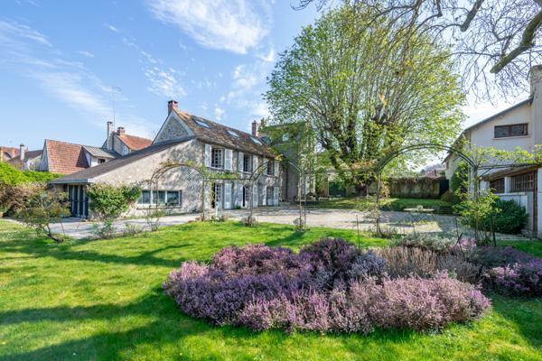 Janville-sur-Juine (91510) Maison de Maître en pierre du XIXe siècle avec parc arboré et piscine, à 45 min de Paris