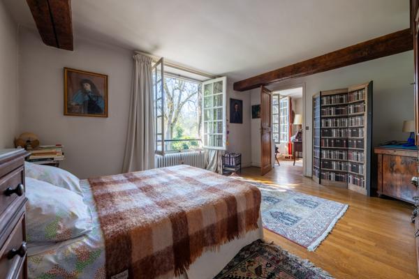 Janville-sur-Juine (91510) Maison de Maître en pierre du XIXe siècle avec parc arboré et piscine, à 45 min de Paris