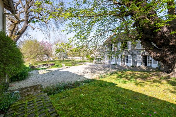 Janville-sur-Juine (91510) Maison de Maître en pierre du XIXe siècle avec parc arboré et piscine, à 45 min de Paris