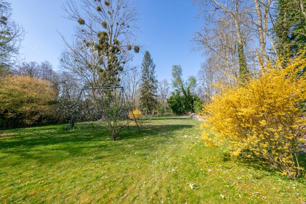 Janville-sur-Juine (91510) Maison de Maître en pierre du XIXe siècle avec parc arboré et piscine, à 45 min de Paris