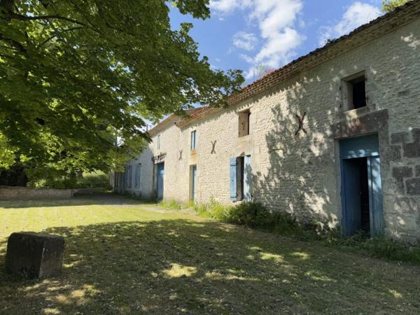 Maison Charentaise à restaurer avec dépendances