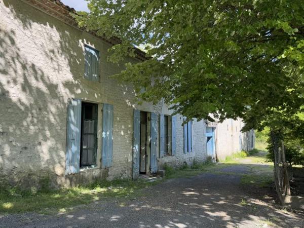 Maison Charentaise à restaurer avec dépendances