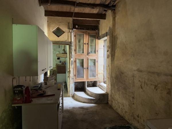 Maison Charentaise à restaurer avec dépendances
