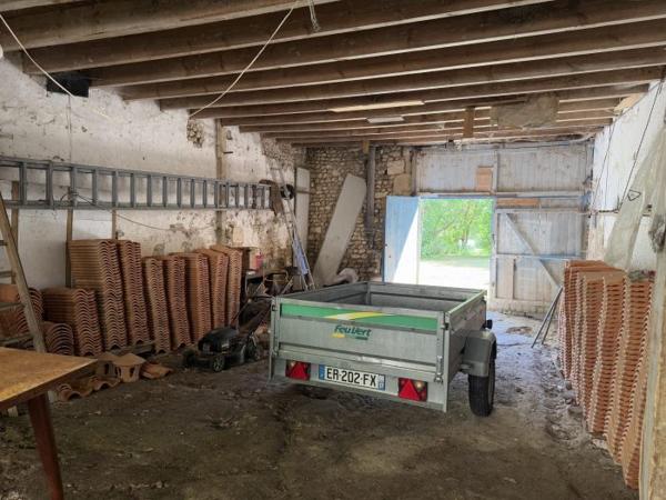Maison Charentaise à restaurer avec dépendances