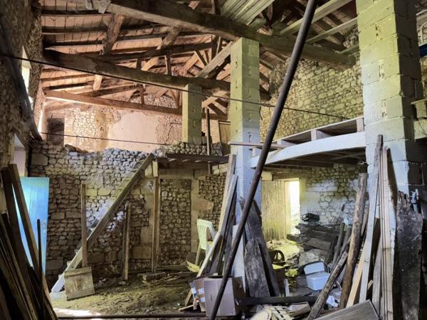 Maison Charentaise à restaurer avec dépendances