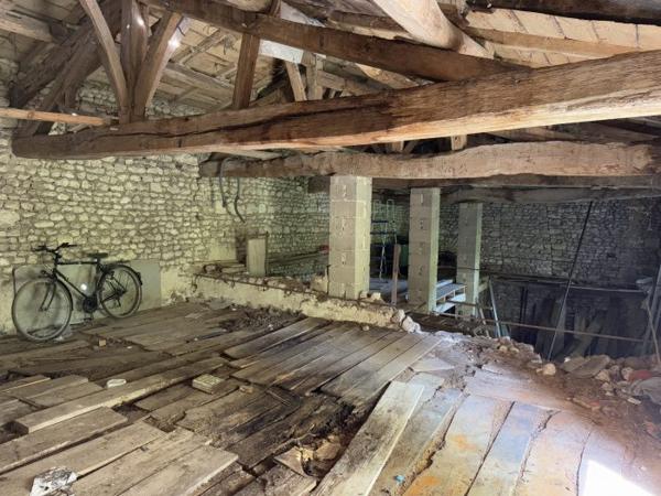 Maison Charentaise à restaurer avec dépendances