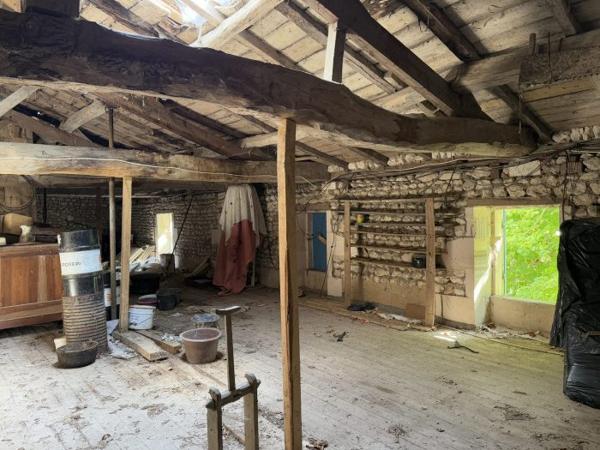 Maison Charentaise à restaurer avec dépendances