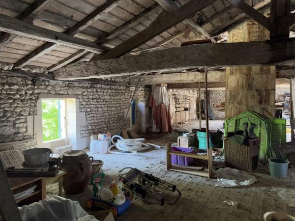 Maison Charentaise à restaurer avec dépendances