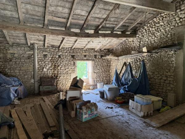Maison Charentaise à restaurer avec dépendances