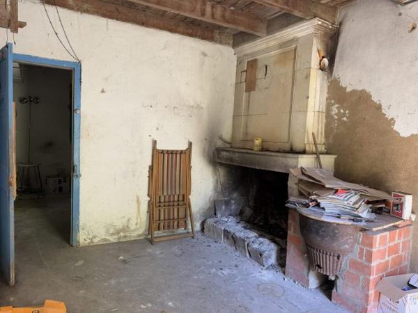 Maison Charentaise à restaurer avec dépendances