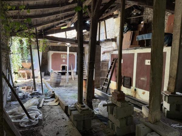 Maison Charentaise à restaurer avec dépendances