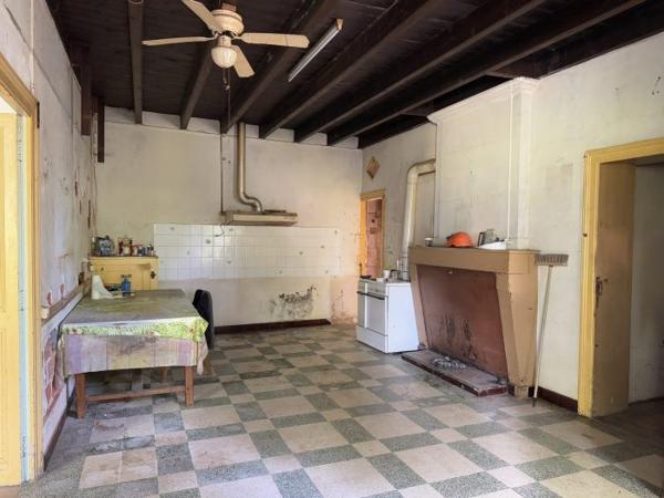 Maison Charentaise à restaurer avec dépendances
