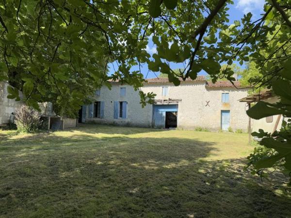 Maison Charentaise à restaurer avec dépendances