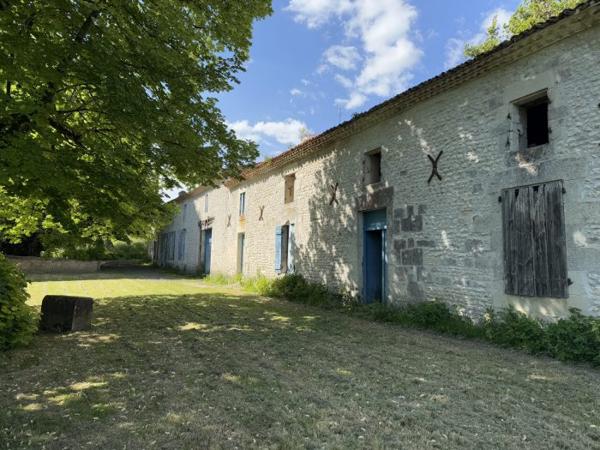Maison Charentaise à restaurer avec dépendances