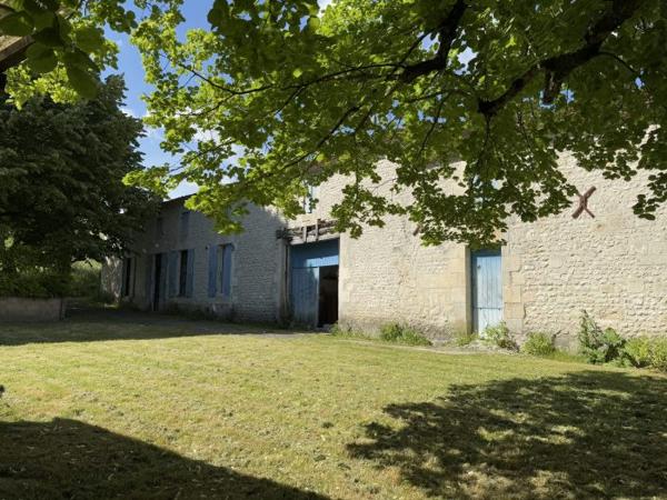 Maison Charentaise à restaurer avec dépendances