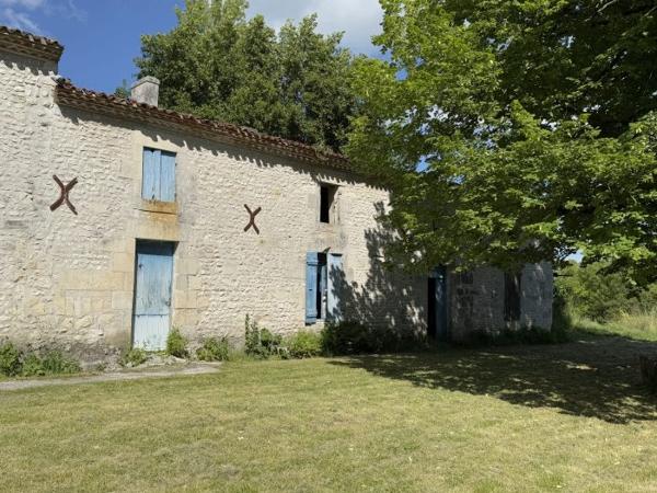 Maison Charentaise à restaurer avec dépendances