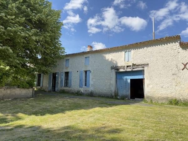 Maison Charentaise à restaurer avec dépendances