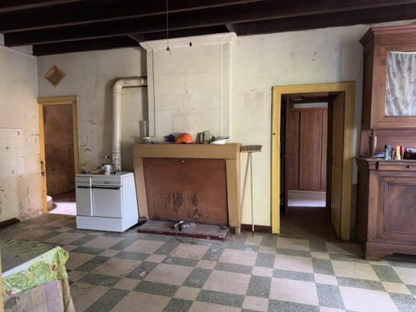 Maison Charentaise à restaurer avec dépendances