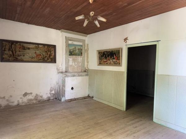 Maison Charentaise à restaurer avec dépendances